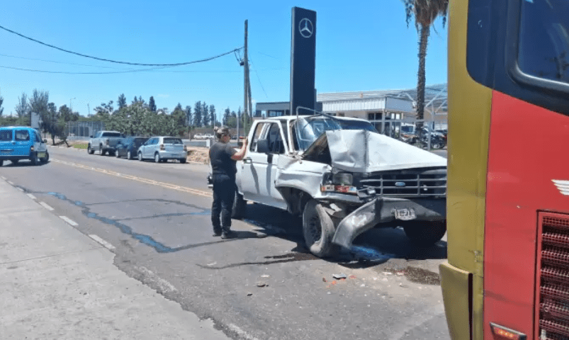 Choque entre una camioneta y un micro en Maipú dejó varios&nbsp;heridos