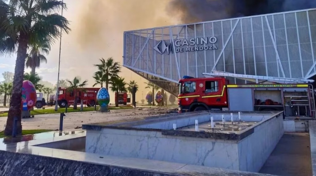 Peritos investigan el origen del siniestro que afectó al casino de Mendoza
